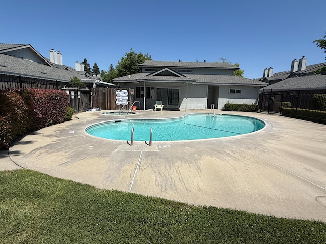561 Samuel Way, Sacramento, CA 95838 - community pool featuring a patio and a hot tub