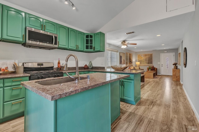 1753 15th St, San Pablo, CA 94806 - kitchen with appliances with stainless steel finishes, an island with sink, light wood-style flooring, a sink, and a ceiling fan