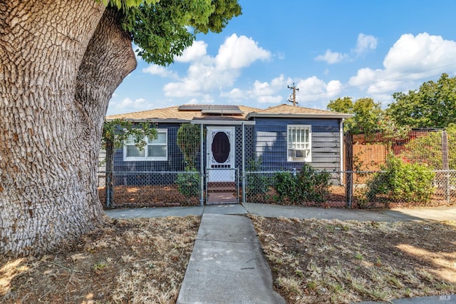 600 Buss Ave, Vallejo, CA 94591 - bungalow with roof mounted solar panels, a gate, and a fenced front yard