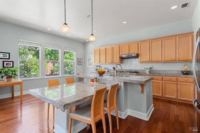 8596 Starr Rd, Windsor, CA 95492 - kitchen featuring a sink, backsplash, dark wood-type flooring, a breakfast bar, and recessed lighting