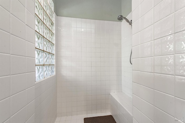 8596 Starr Rd, Windsor, CA 95492 - full bathroom featuring a tile shower