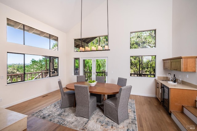 1043 La Quinta Ct, Napa, CA 94559 - dining area with a towering ceiling, baseboards, healthy amount of natural light, wet bar, and beverage cooler