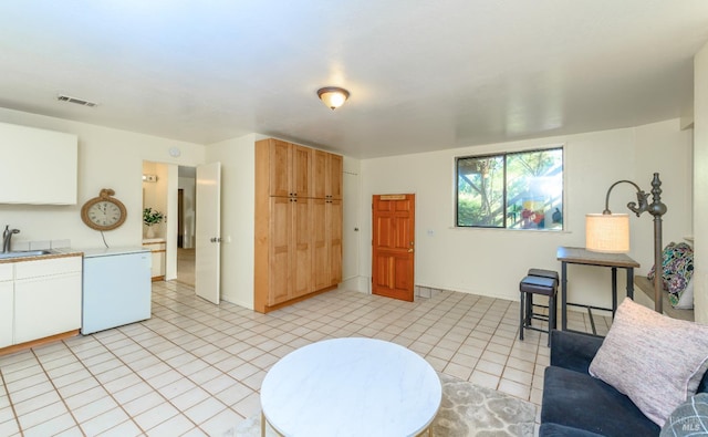1043 La Quinta Ct, Napa, CA 94559 - living room featuring baseboards