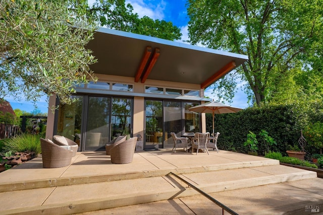 1067 Darms Ln, Napa, CA 94558 - back of property with a patio area
