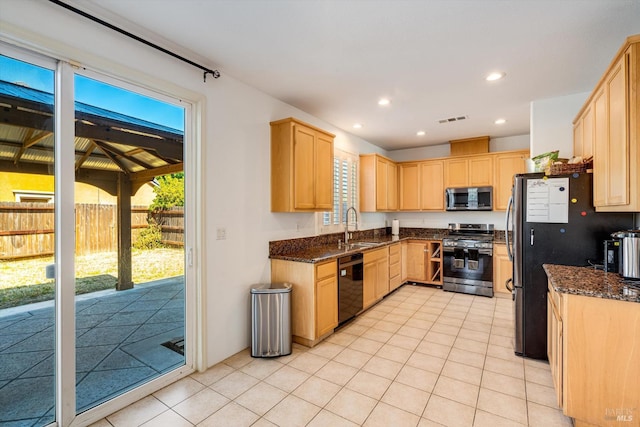 236 Cogburn Way, Vacaville, CA 95687 - kitchen featuring appliances with stainless steel finishes, light brown cabinetry, plenty of natural light, a sink, and recessed lighting