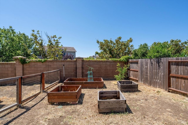 236 Cogburn Way, Vacaville, CA 95687 - fenced backyard with a garden