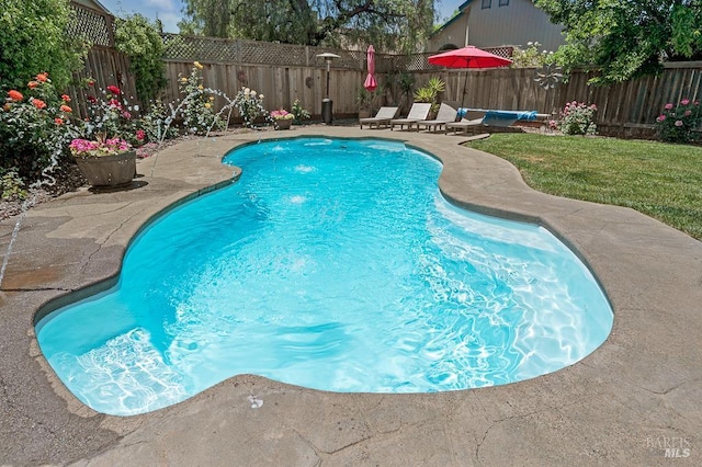 1405 Montana Pl, Rohnert Park, CA 94928 - view of swimming pool featuring a patio area