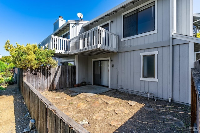 2000 Clearview Cir, Benicia, CA 94510 - rear view of property with a balcony