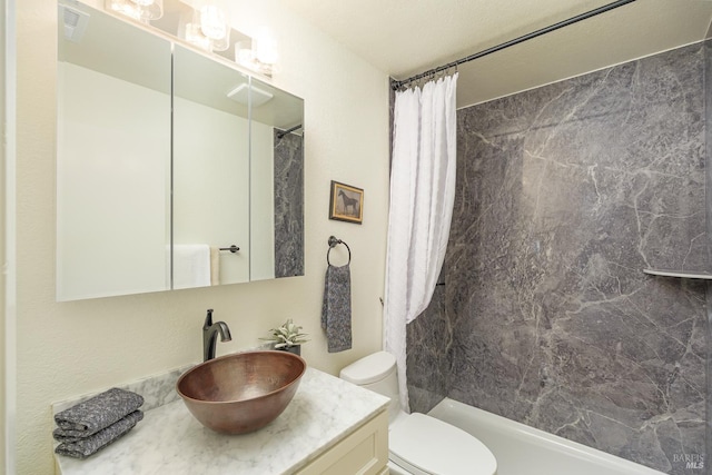 8201 Camino Colegio Unit 17, Rohnert Park, CA 94928 - bathroom featuring curtained shower, vanity, and toilet