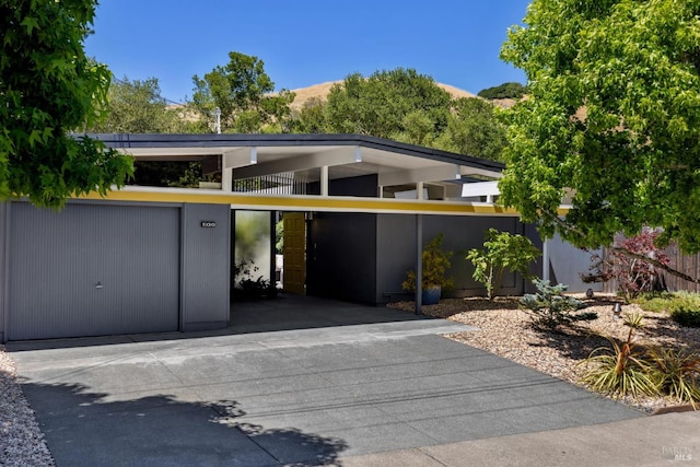 100 De La Guerra Rd, San Rafael, CA 94903 - view of front facade featuring driveway and a carport