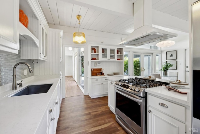 100 De La Guerra Rd, San Rafael, CA 94903 - kitchen with stainless steel gas range, a sink, wood ceiling with exposed beams, tasteful backsplash, and custom range hood