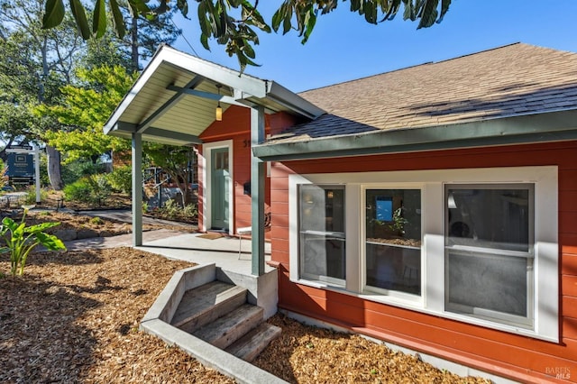 516 Howard St, Petaluma, CA 94952 - rear view of house with a shingled roof