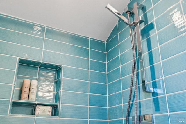 516 Howard St, Petaluma, CA 94952 - full bath featuring a tile shower and vaulted ceiling
