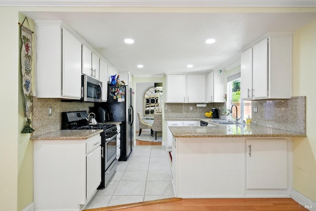 138 Nicole Way, Vallejo, CA 94589 - kitchen with stainless steel appliances, a sink, a peninsula, decorative backsplash, and recessed lighting