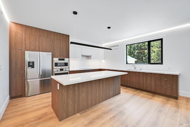 4966 Lakepointe Cir, Santa Rosa, CA 95403 - kitchen featuring stainless steel appliances, modern cabinets, a center island, light wood-style flooring, and a sink
