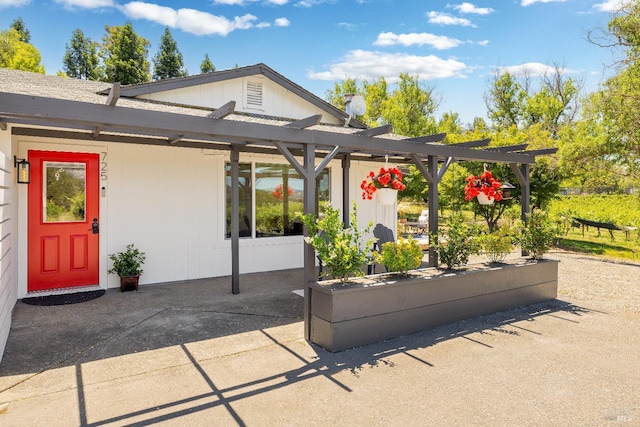 725 Lytton Station Rd, Healdsburg, CA 95448 - view of front of property featuring a pergola and a patio