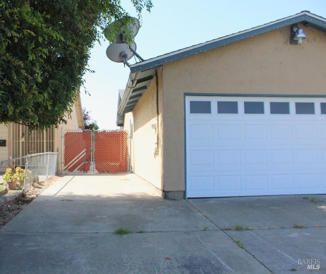 1863 Mini Dr, Vallejo, CA 94589 - garage with driveway