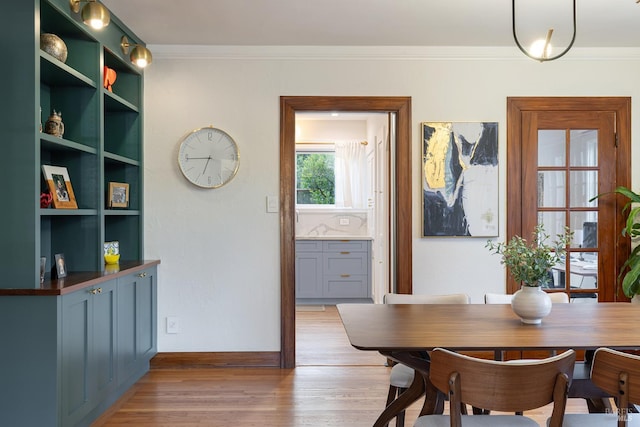 439 4th St E, Sonoma, CA 95476 - dining area featuring light wood-style floors, crown molding, and baseboards
