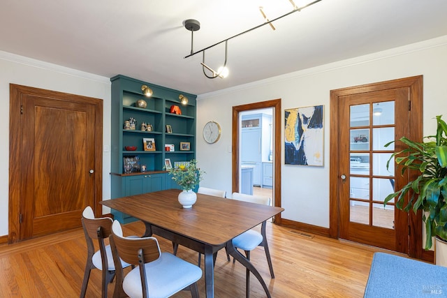 439 4th St E, Sonoma, CA 95476 - dining space featuring light wood-style flooring, ornamental molding, and baseboards