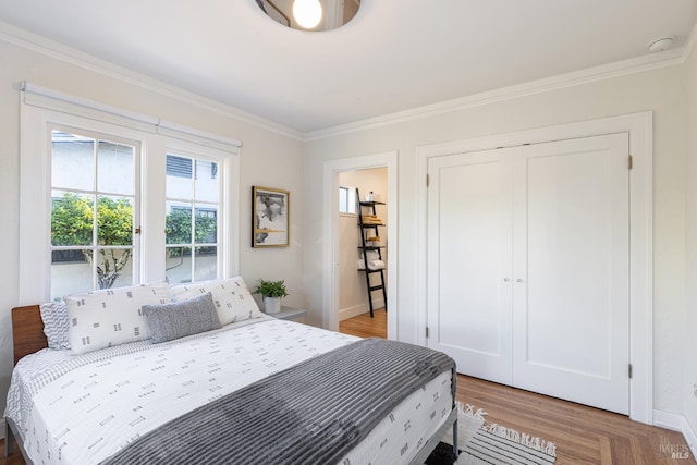 439 4th St E, Sonoma, CA 95476 - bedroom featuring crown molding, a closet, and baseboards