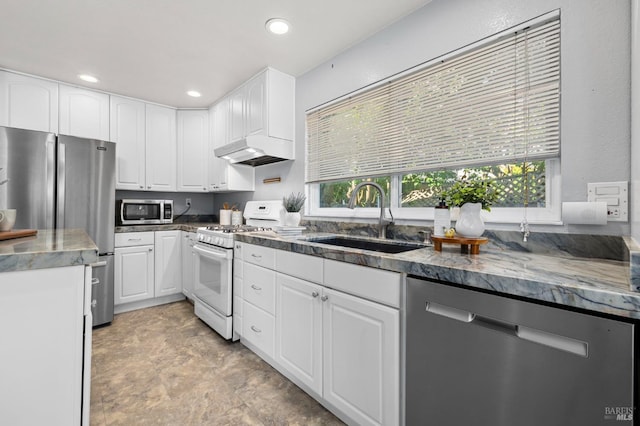 6576 Jade Ct, Rohnert Park, CA 94928 - kitchen with appliances with stainless steel finishes, a sink, under cabinet range hood, white cabinets, and recessed lighting