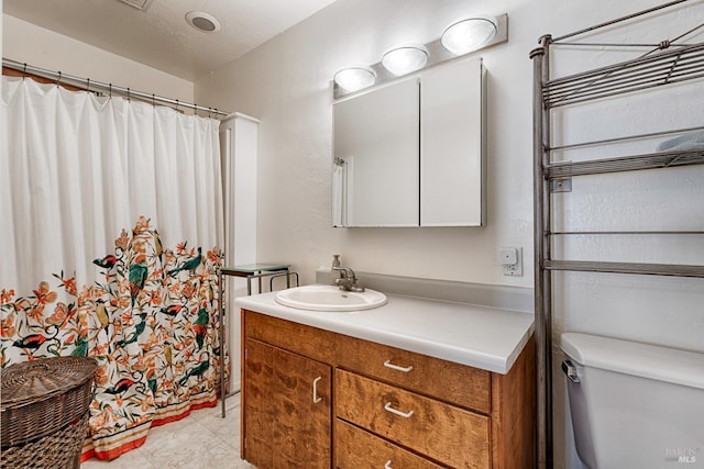 5851 Vine Hill Rd, Sebastopol, CA 95472 - full bathroom featuring vanity, toilet, and curtained shower