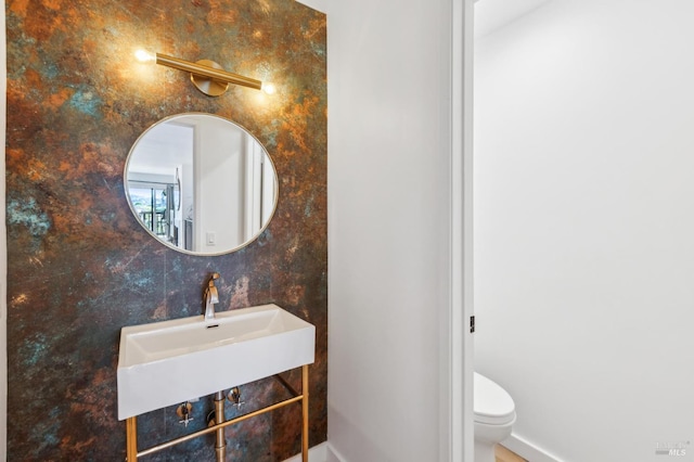 78 Marinero Cir, Tiburon, CA 94920 - bathroom featuring toilet, a sink, and baseboards