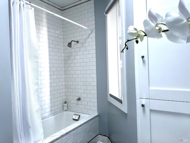 616 Locust St, Sausalito, CA 94965 - full bath with shower / tub combo with curtain