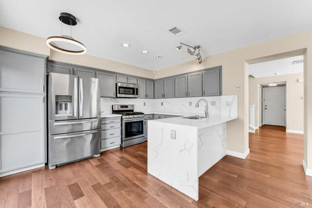 247 Clearpointe Dr, Vallejo, CA 94591 - kitchen featuring stainless steel appliances, a peninsula, gray cabinetry, a sink, and recessed lighting