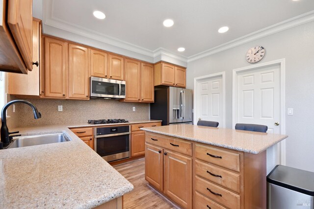 712 Tahoe Ct, Fairfield, CA 94534 - kitchen featuring stainless steel appliances, a sink, crown molding, tasteful backsplash, and light wood-style floors