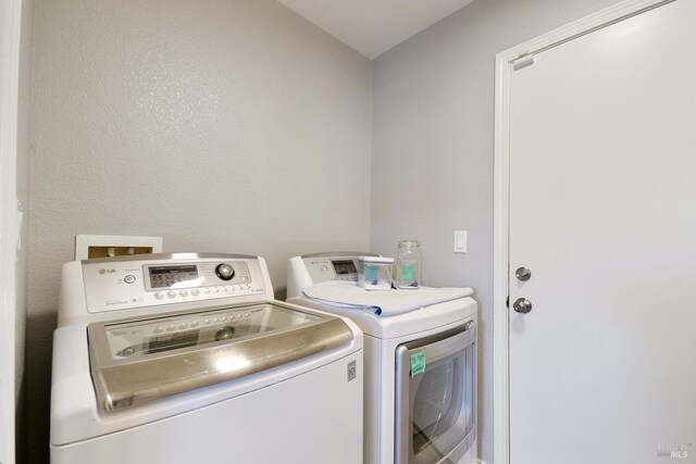 712 Tahoe Ct, Fairfield, CA 94534 - laundry room with independent washer and dryer