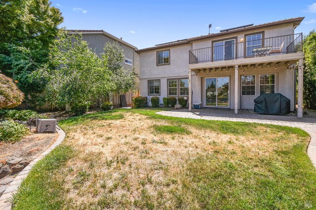 712 Tahoe Ct, Fairfield, CA 94534 - back of property featuring a balcony, stucco siding, and a yard