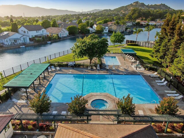 712 Tahoe Ct, Fairfield, CA 94534 - community pool with a community hot tub, a residential view, and a water and mountain view