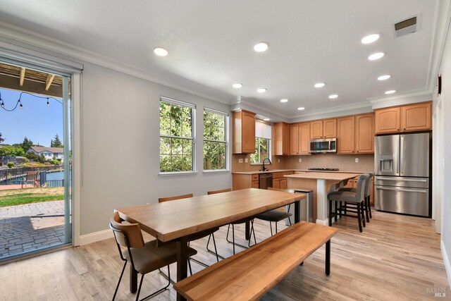 712 Tahoe Ct, Fairfield, CA 94534 - dining area featuring crown molding, recessed lighting, light wood finished floors, and baseboards