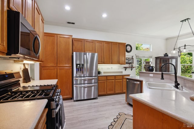 602 Summerset Dr, Rio Vista, CA 94571 - kitchen featuring appliances with stainless steel finishes, a sink, light countertops, recessed lighting, and crown molding