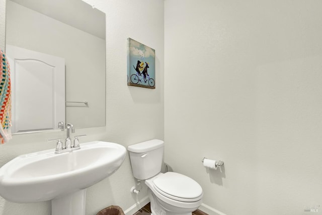 544 Oakham Dr, Vacaville, CA 95687 - bathroom featuring baseboards, toilet, and a sink