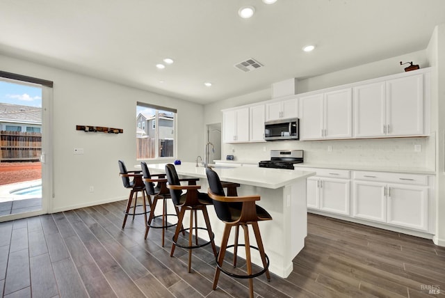 544 Oakham Dr, Vacaville, CA 95687 - kitchen featuring stainless steel appliances, a center island with sink, a sink, dark wood finished floors, and recessed lighting