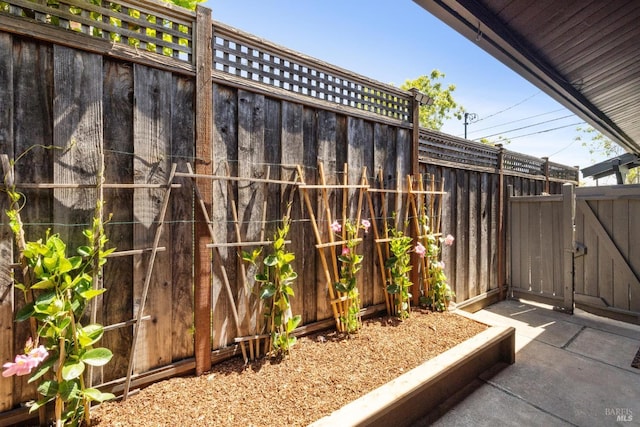 2647 Heatherstone Dr, San Rafael, CA 94903 - view of yard with a gate