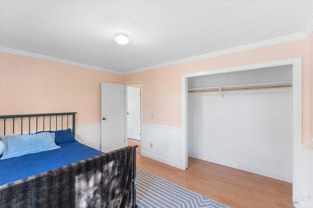 20320 Hollands Ln, Willits, CA 95490 - bedroom featuring wood finished floors, crown molding, a wainscoted wall, and a closet