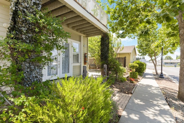 1142 Kellogg St, Suisun City, CA 94585 - view of yard with a balcony