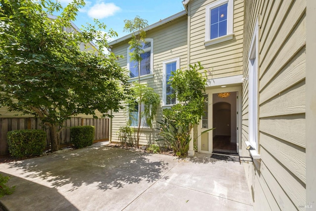 1142 Kellogg St, Suisun City, CA 94585 - entrance to property featuring a patio area