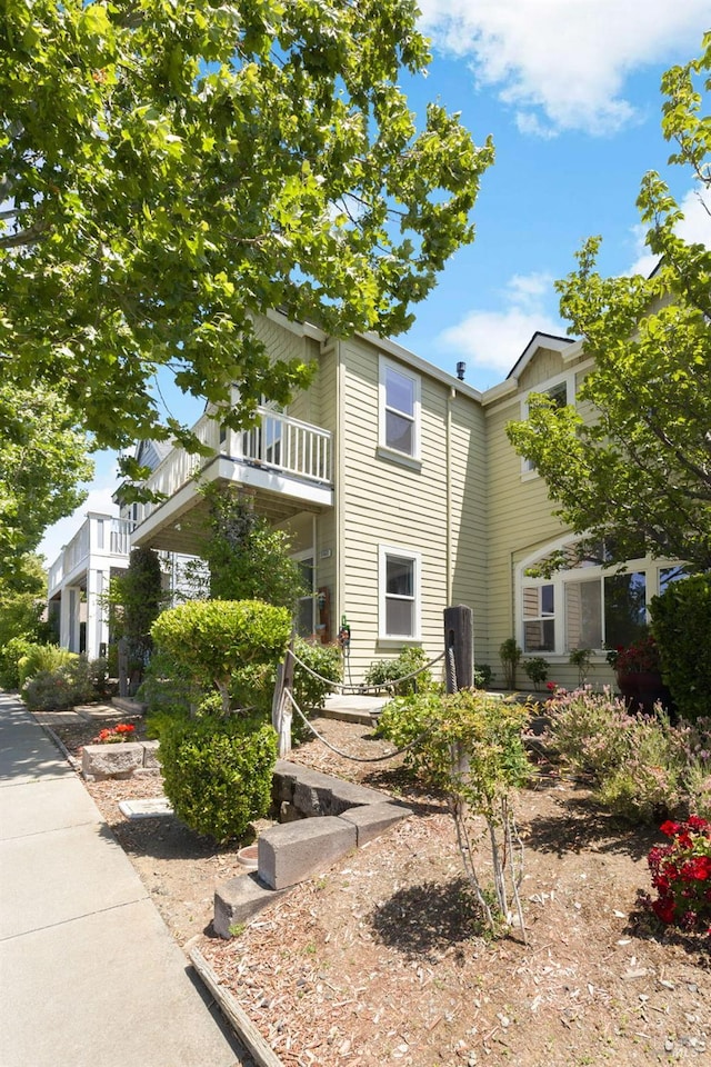 1142 Kellogg St, Suisun City, CA 94585 - view of front of home featuring a balcony