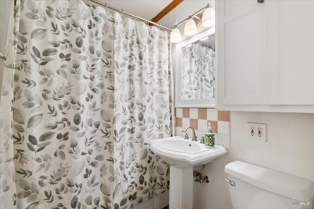 full bath featuring tasteful backsplash and a shower with curtain