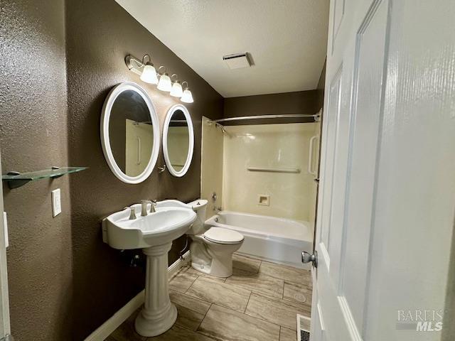 1540 Mccarthy Ct, Dixon, CA 95620 - bathroom featuring bathtub / shower combination and a textured wall
