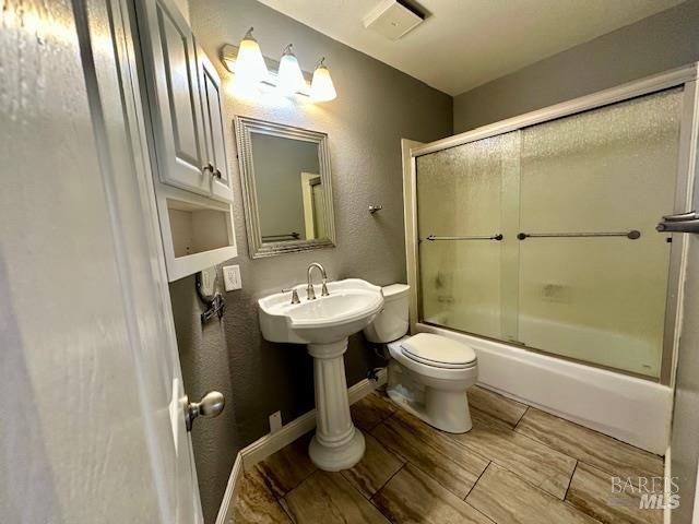 1540 Mccarthy Ct, Dixon, CA 95620 - full bath featuring toilet and enclosed tub / shower combo