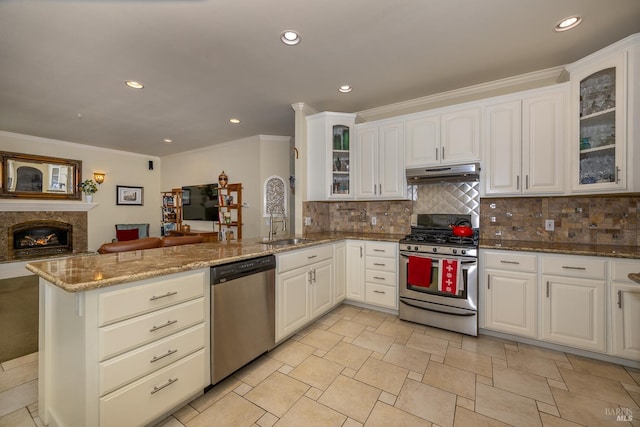 230 Clear Ridge Dr, Healdsburg, CA 95448 - kitchen featuring stainless steel appliances, under cabinet range hood, a peninsula, open floor plan, and crown molding