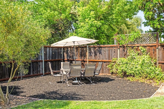 1238 Darling St, Napa, CA 94558 - fenced backyard with outdoor dining space