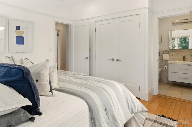1572 Vista St, Oakland, CA 94602 - bedroom featuring a closet, light wood-style floors, and ensuite bath
