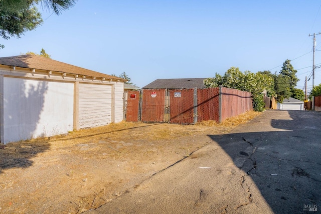 7 Fairview Ave, Vallejo, CA 94590 - view of yard with a garage and an outdoor structure