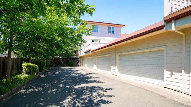 9149 Windsor Rd, Windsor, CA 95492 - garage with driveway